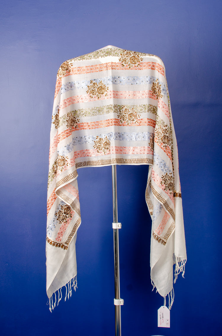 WHITE WOVEN PASHMINA STOLE WITH BEAUTIFUL THREAD EMBROIDERY AND HIGHLIGHTED WITH STONE PASTING.