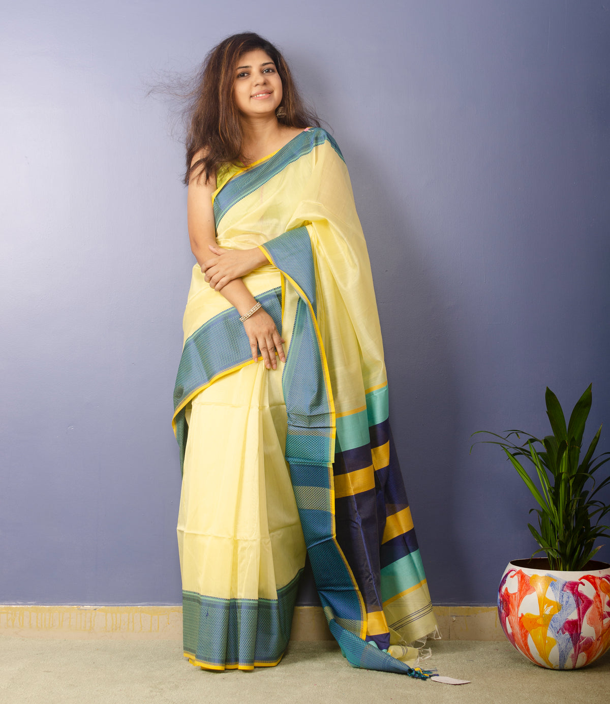Light Yellow Handwoven Plain body Maheshwari Sari — view 4
