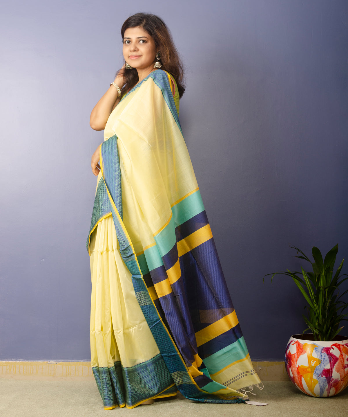 Light Yellow Handwoven Plain body Maheshwari Sari — view 5
