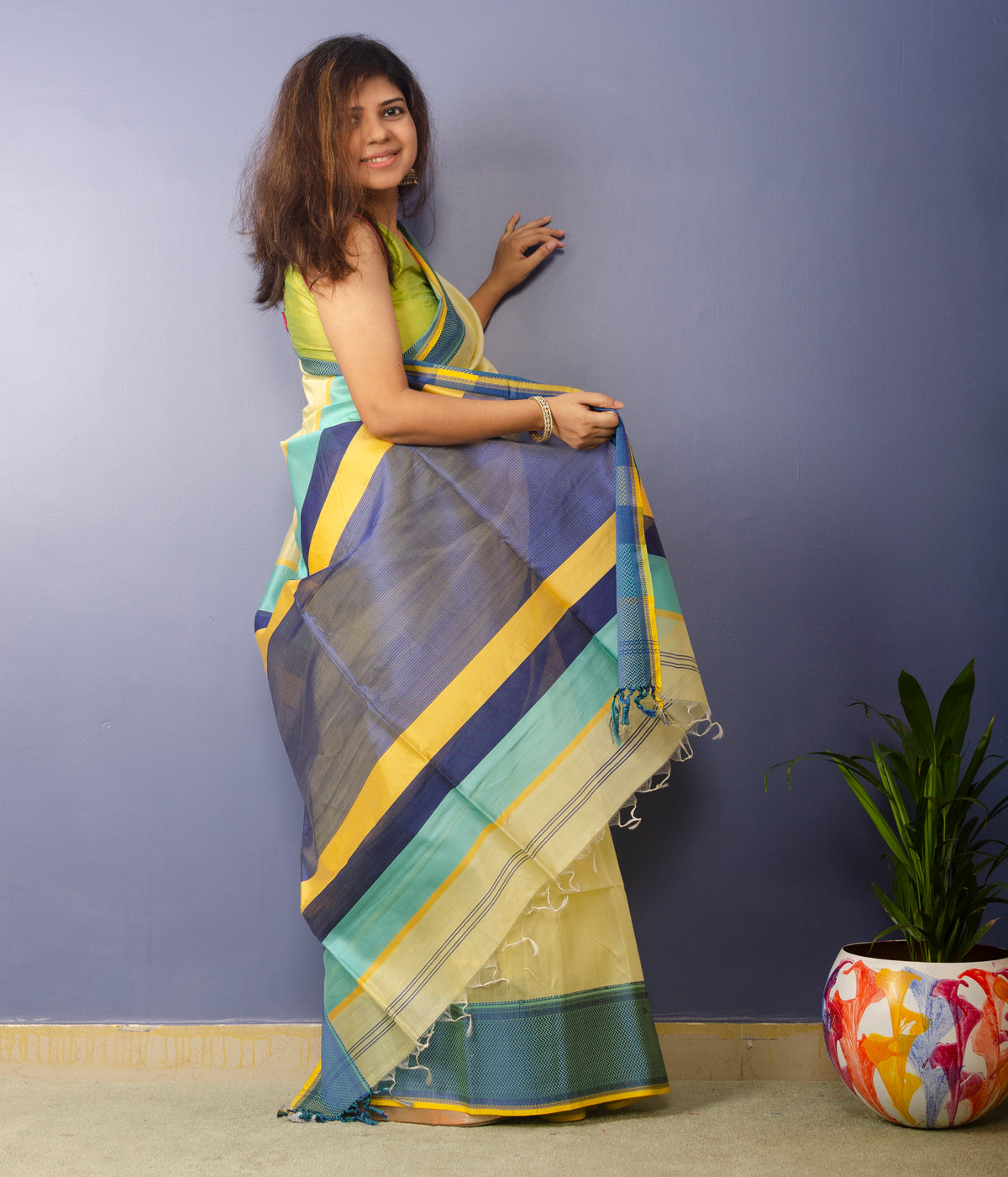 Light Yellow Handwoven Plain body Maheshwari Sari — view 2
