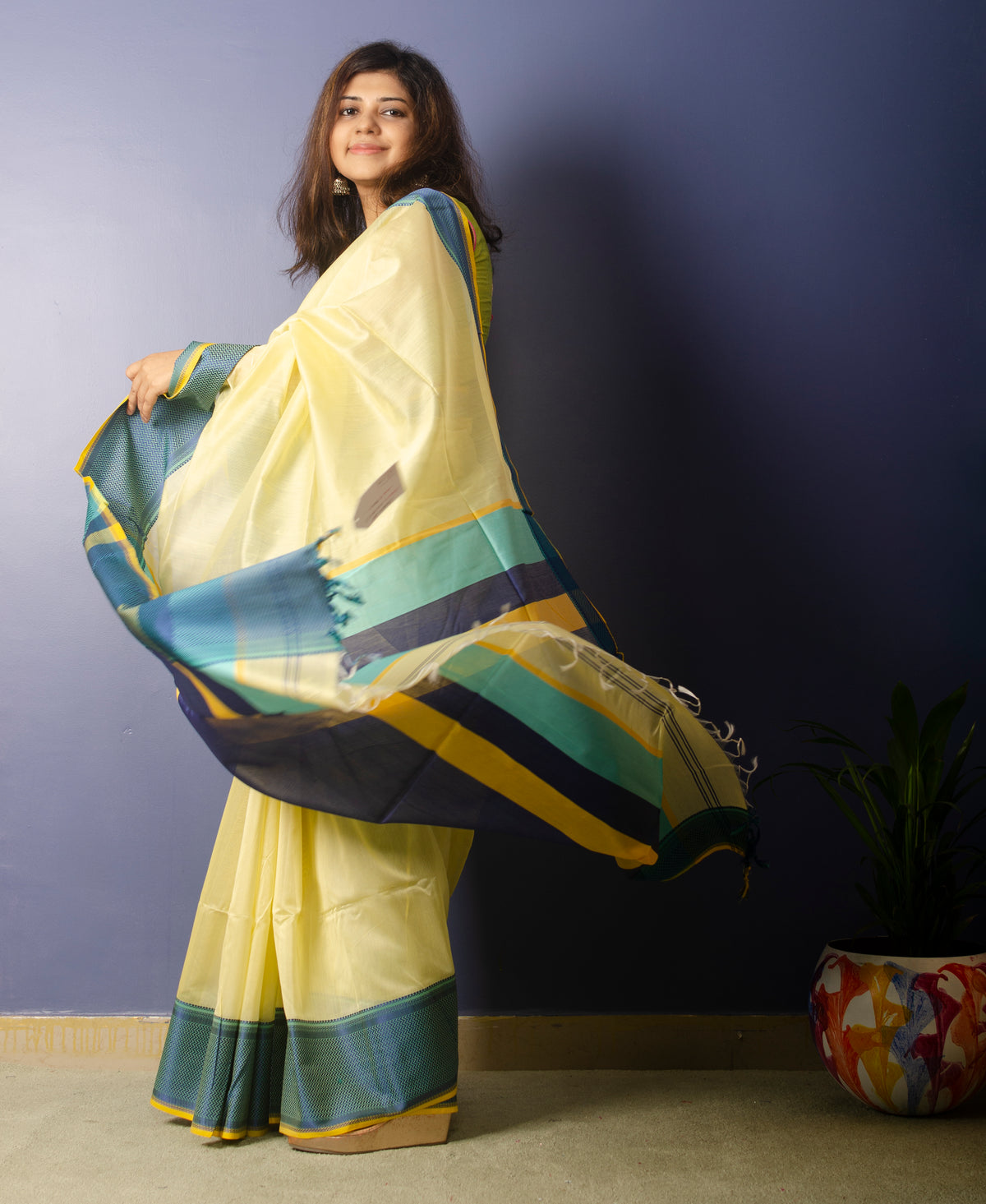 Light Yellow Handwoven Plain body Maheshwari Sari — view 3